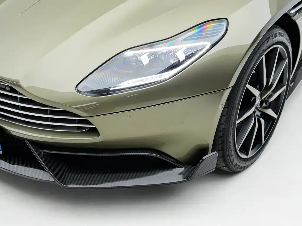 Aston Martin DB11 — фото 9