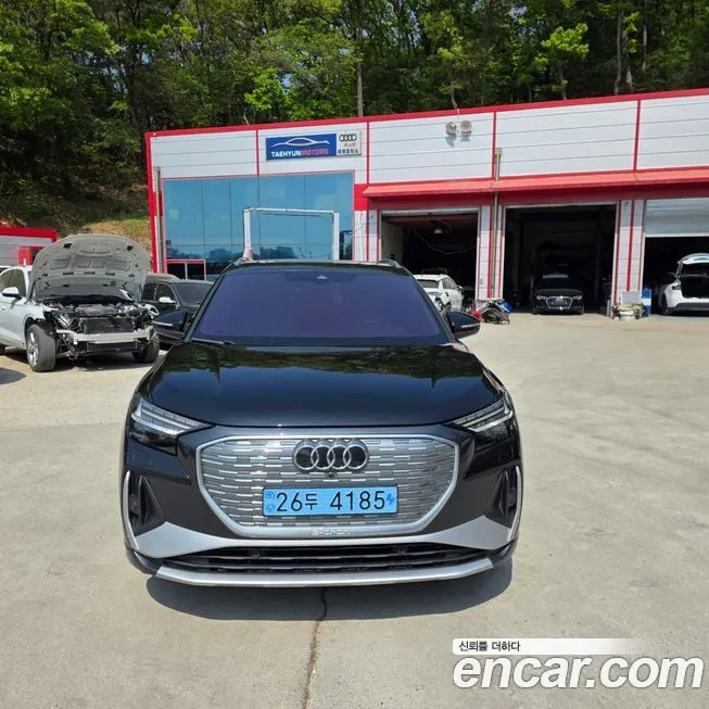 Audi Q4 e-tron — фото 1