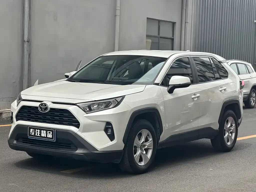 Toyota RAV4 — фото 1