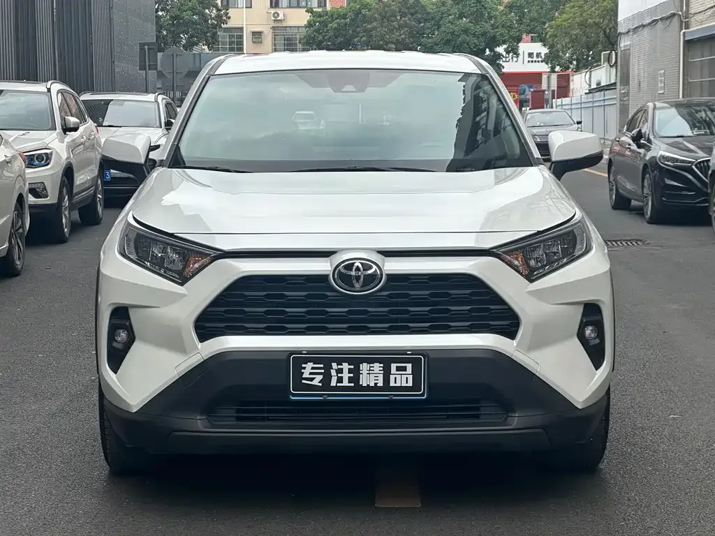 Toyota RAV4 — фото 8