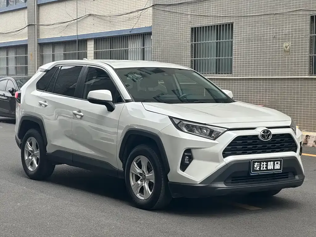 Toyota RAV4 — фото 7