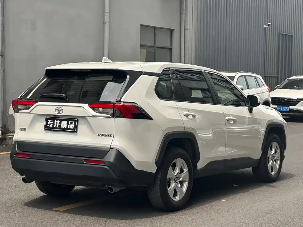 Toyota RAV4 — фото 6