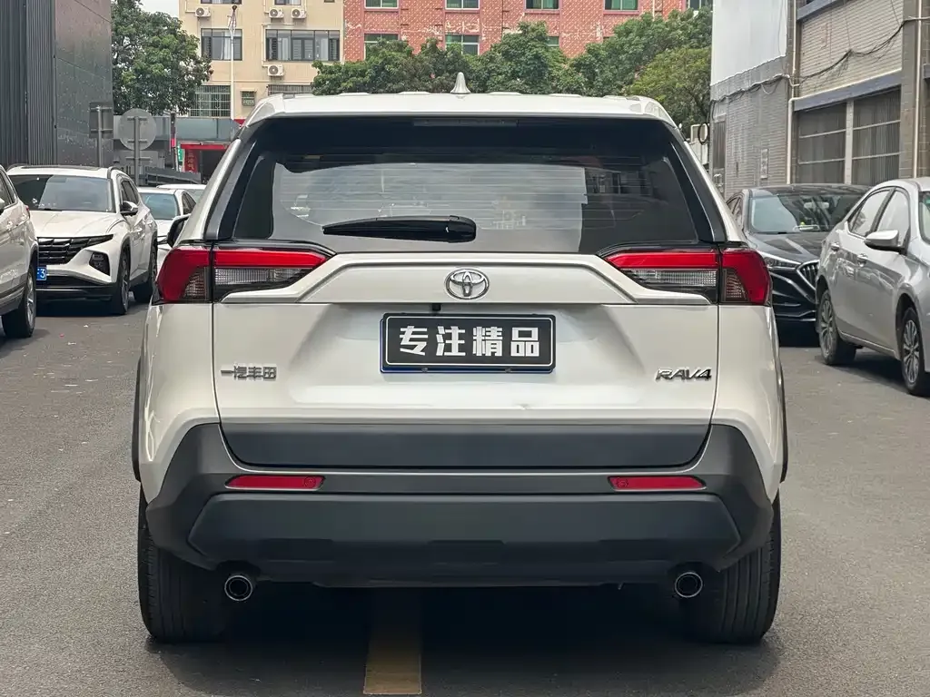 Toyota RAV4 — фото 3
