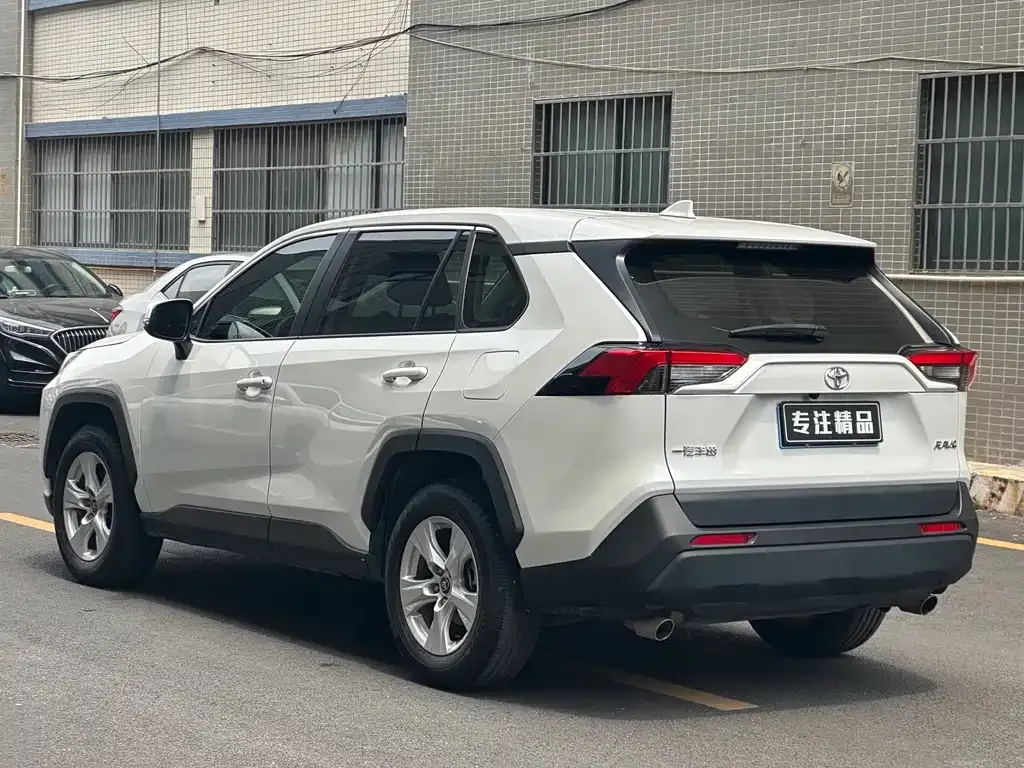 Toyota RAV4 — фото 9