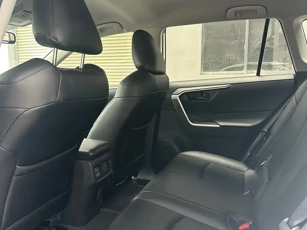Toyota RAV4 — фото 10