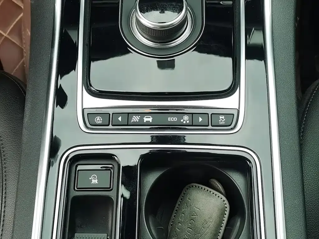 Jaguar XFL — фото 10