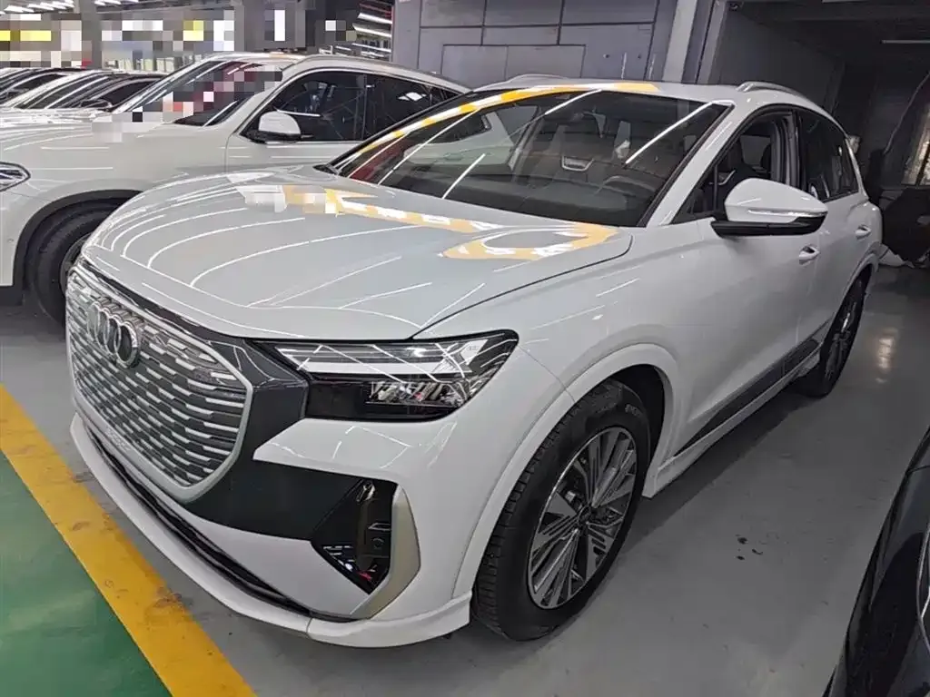 Audi Q4 e-tron — фото 1