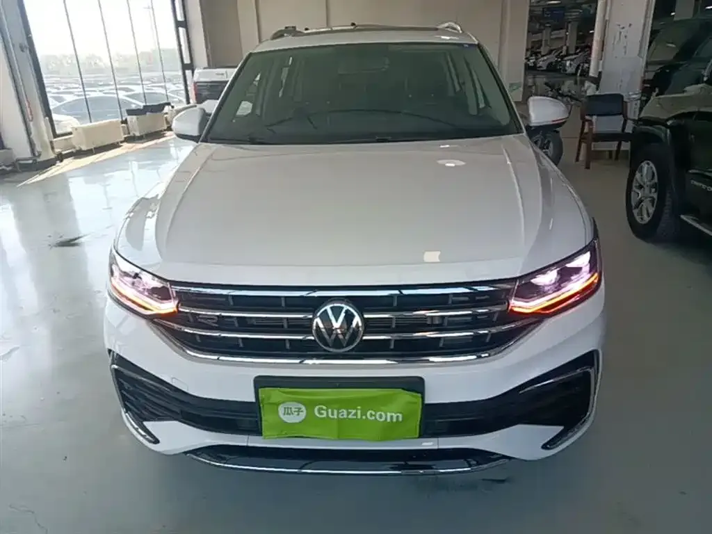 Volkswagen Tiguan L — фото 9