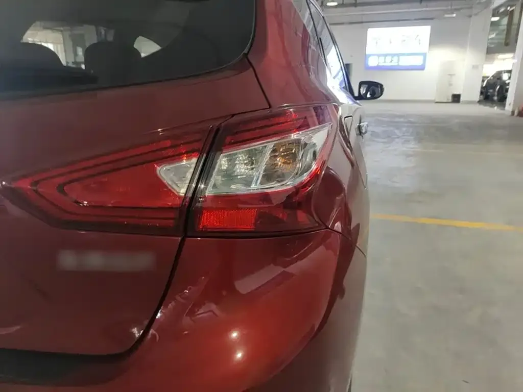Nissan Tiida — фото 2