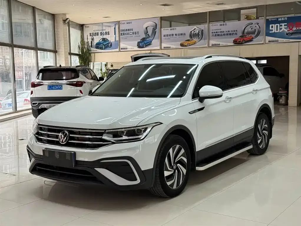 Volkswagen Tiguan L — фото 1