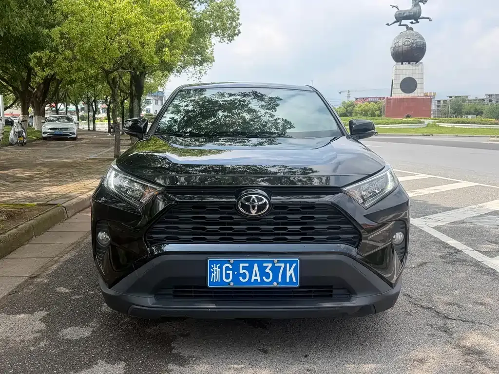 Toyota RAV4 — фото 1