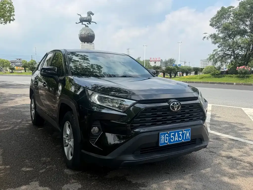Toyota RAV4 — фото 8