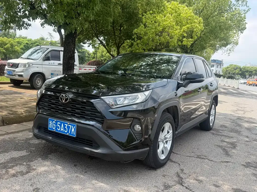 Toyota RAV4 — фото 5