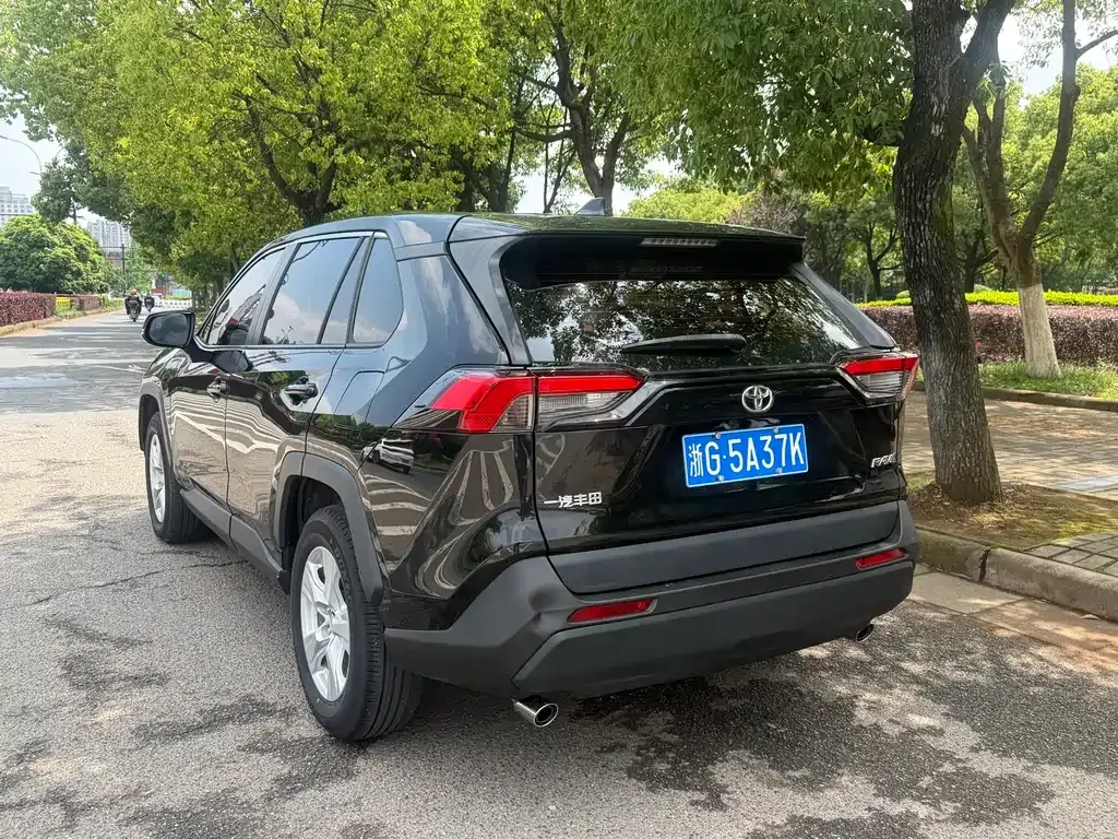 Toyota RAV4 — фото 7