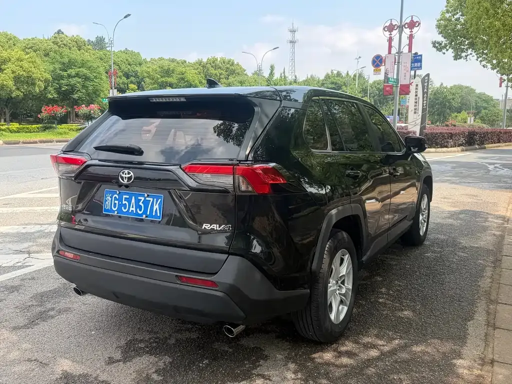 Toyota RAV4 — фото 6
