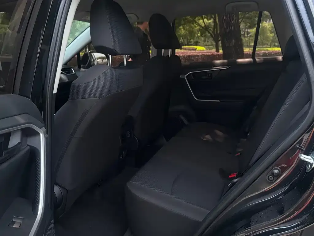 Toyota RAV4 — фото 2