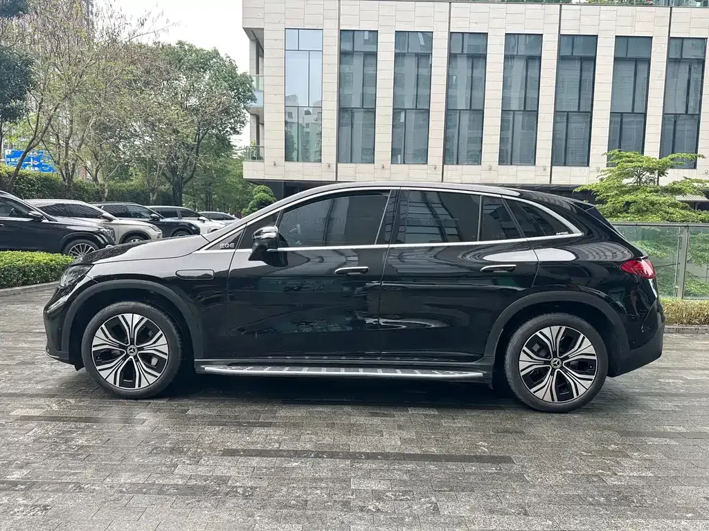 Mercedes-Benz EQE SUV — фото 10