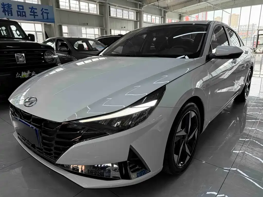 Hyundai Elantra — фото 1
