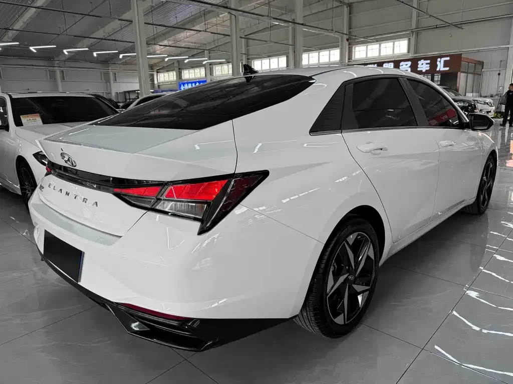 Hyundai Elantra — фото 2