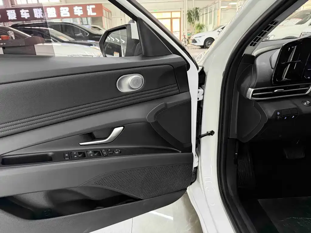 Hyundai Elantra — фото 4