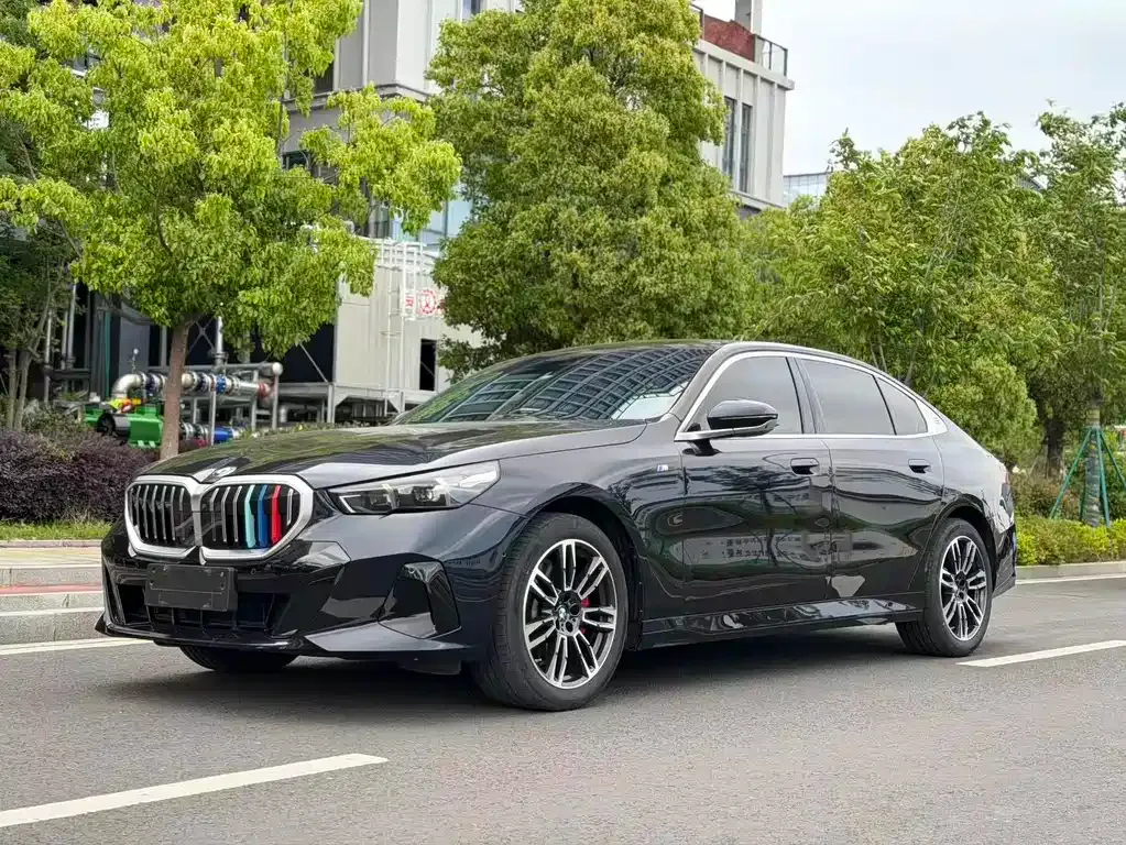 BMW 5 Series — фото 1