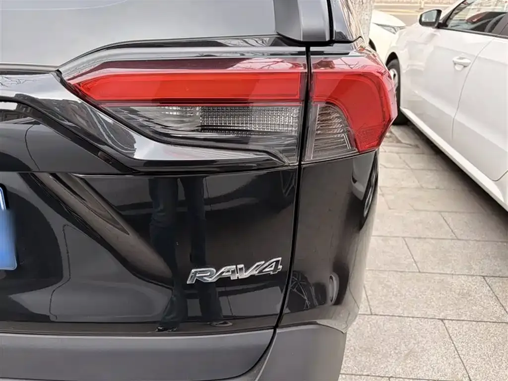 Toyota RAV4 — фото 6