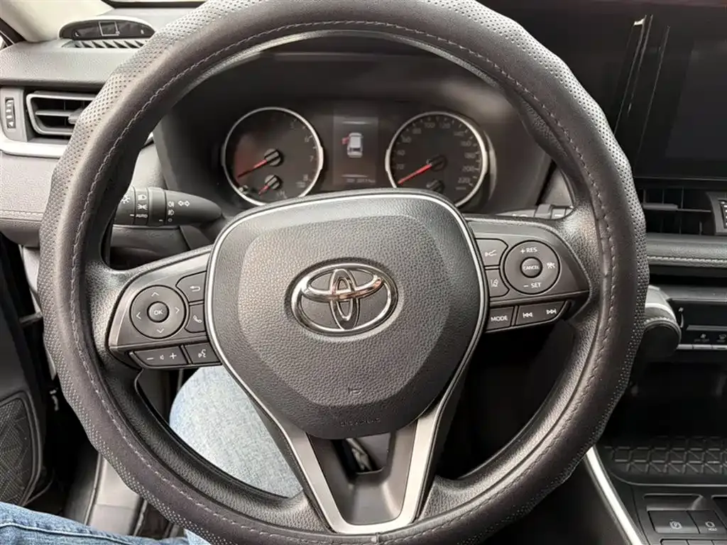 Toyota RAV4 — фото 8