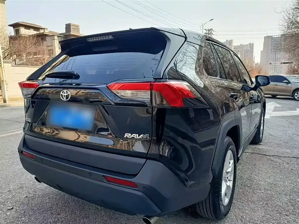 Toyota RAV4 — фото 9