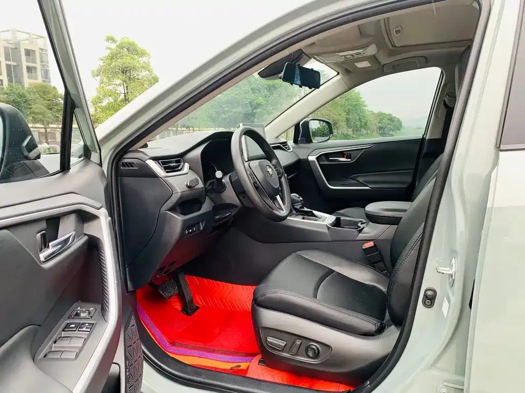 Toyota RAV4 — фото 6