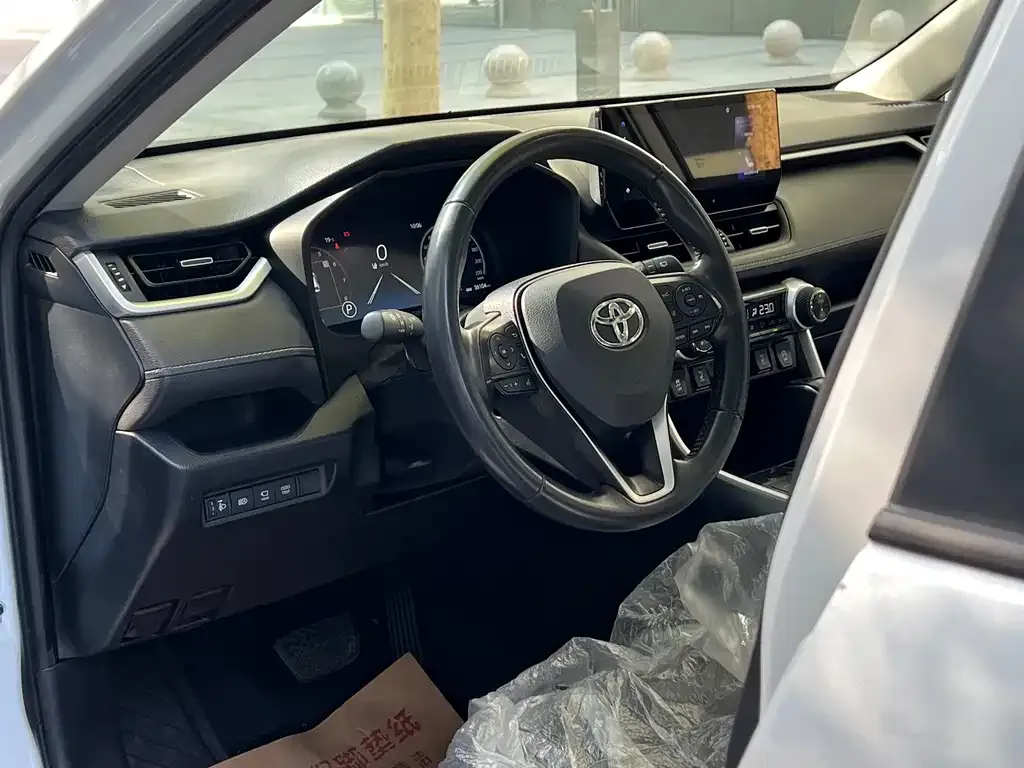 Toyota RAV4 — фото 2