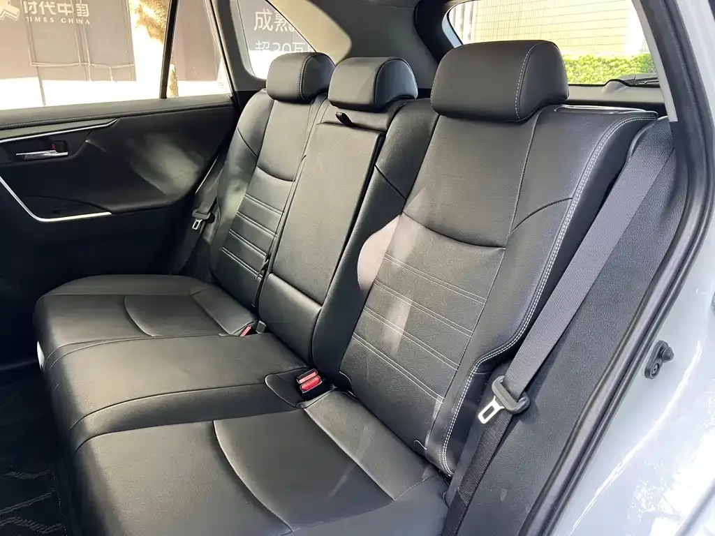 Toyota RAV4 — фото 5