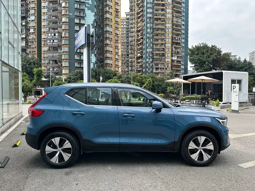 Volvo XC40 — фото 10