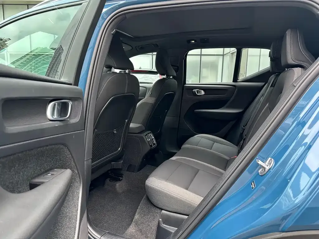 Volvo XC40 — фото 4