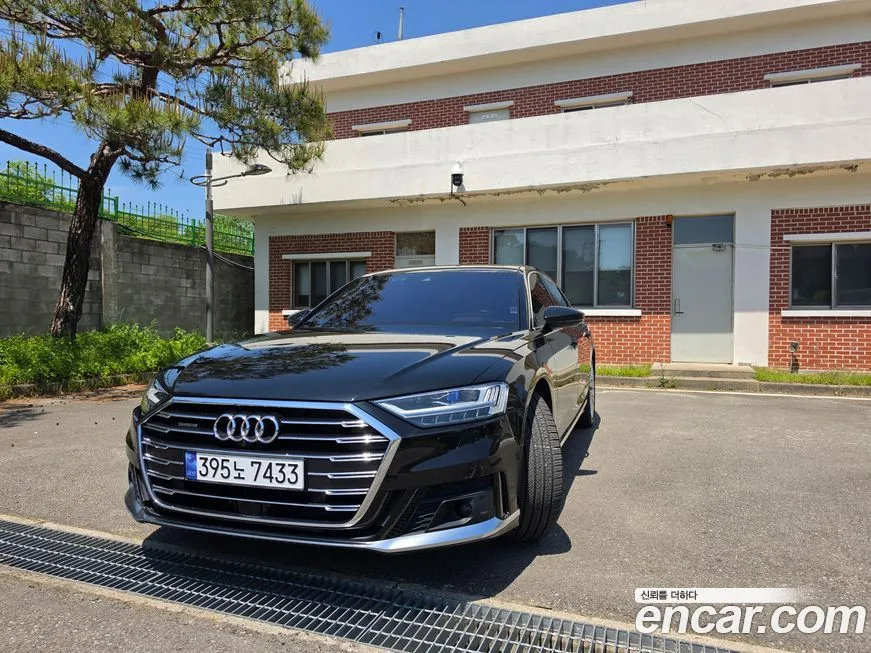 Audi A8 — фото 1