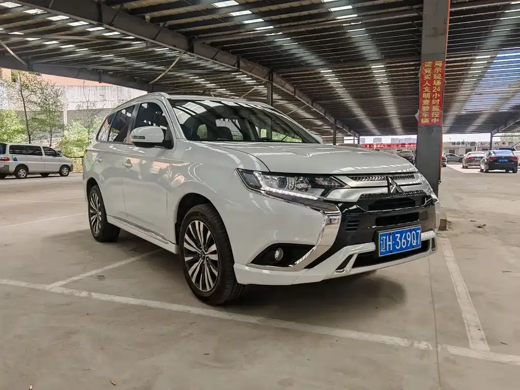 Mitsubishi Outlander — фото 1