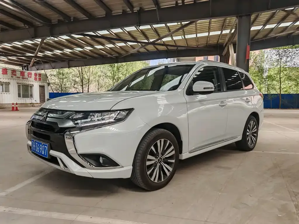 Mitsubishi Outlander — фото 10