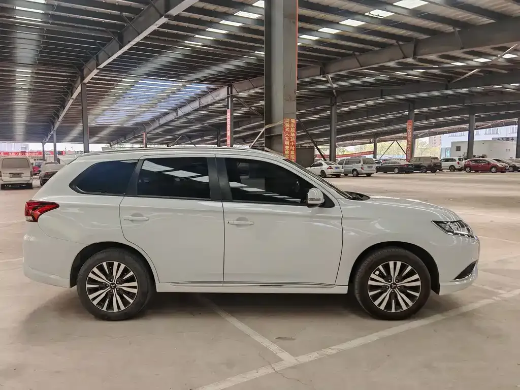 Mitsubishi Outlander — фото 7