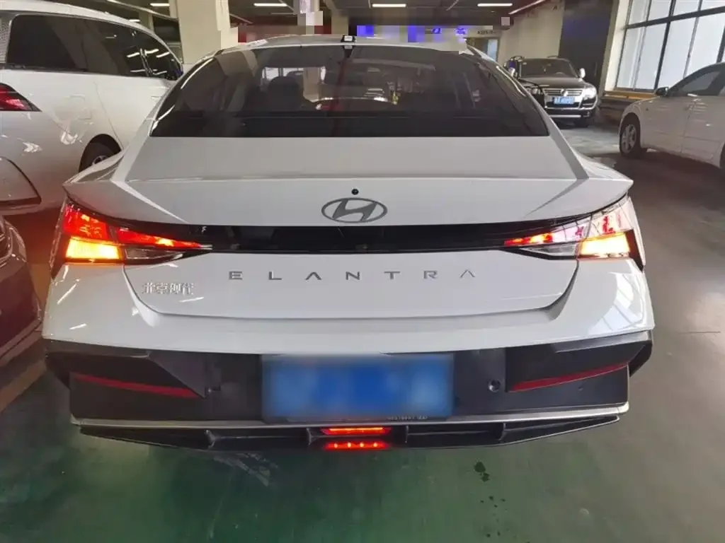 Hyundai Elantra — фото 2