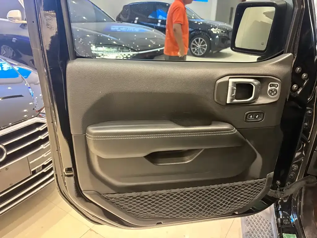 Jeep Wrangler — фото 9