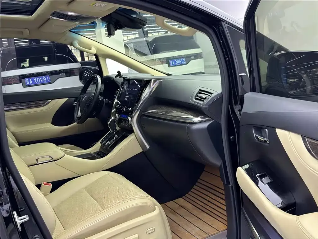 Toyota Vellfire — фото 8
