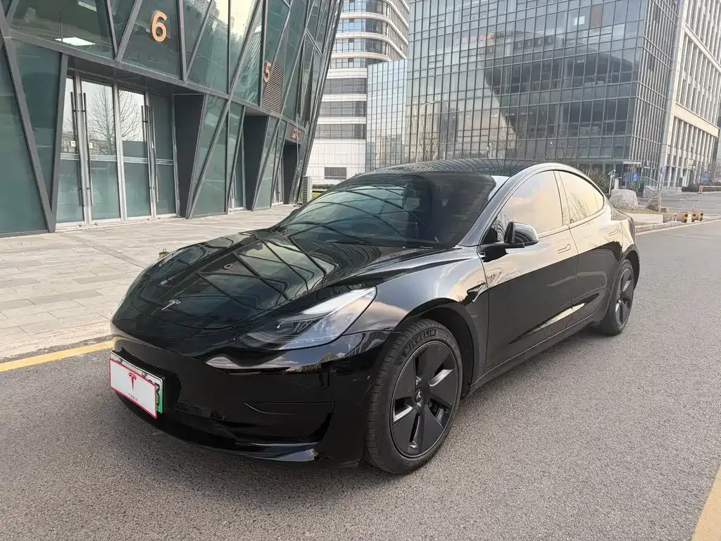 Tesla Model 3 — фото 1