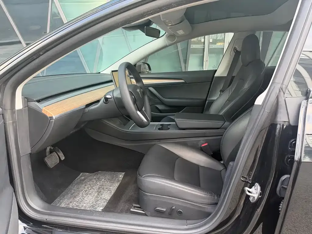 Tesla Model 3 — фото 4
