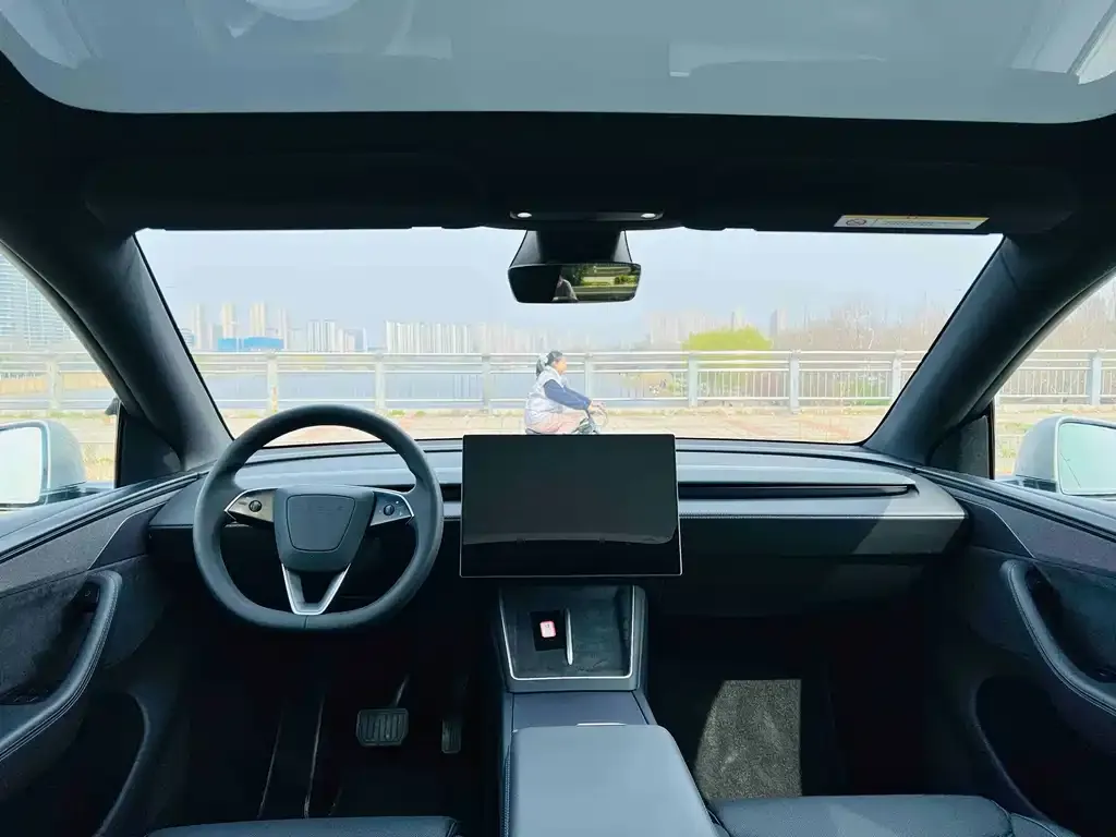 Tesla Model Y L — фото 4