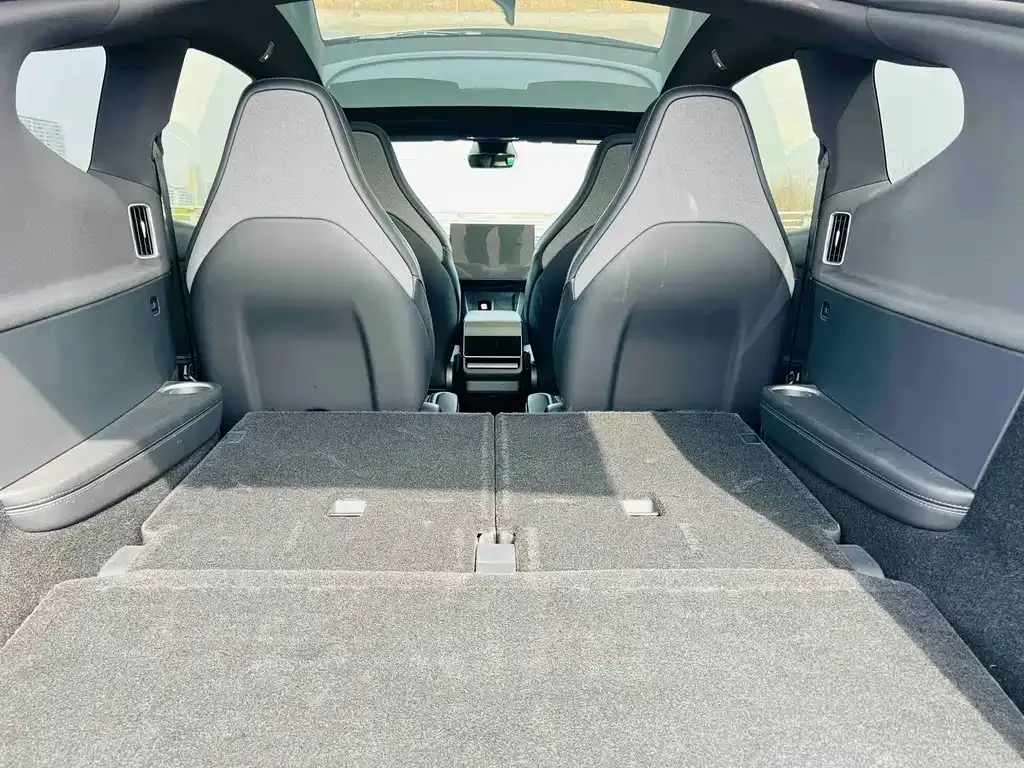 Tesla Model Y L — фото 10