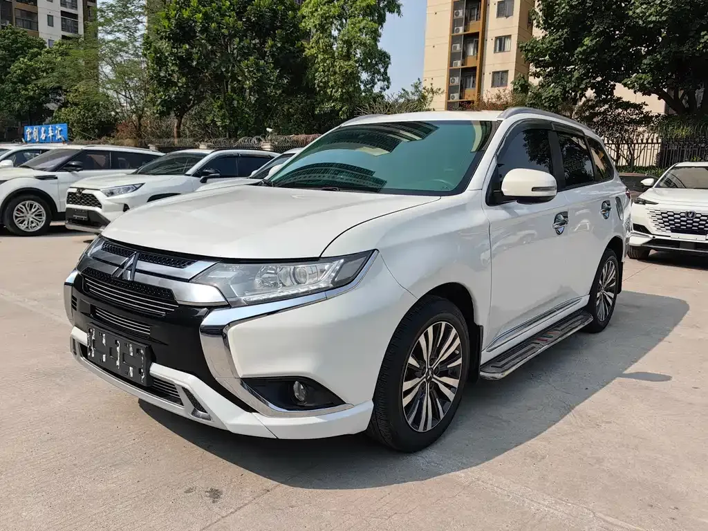 Mitsubishi Outlander — фото 1