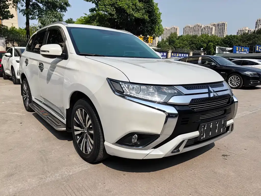 Mitsubishi Outlander — фото 5
