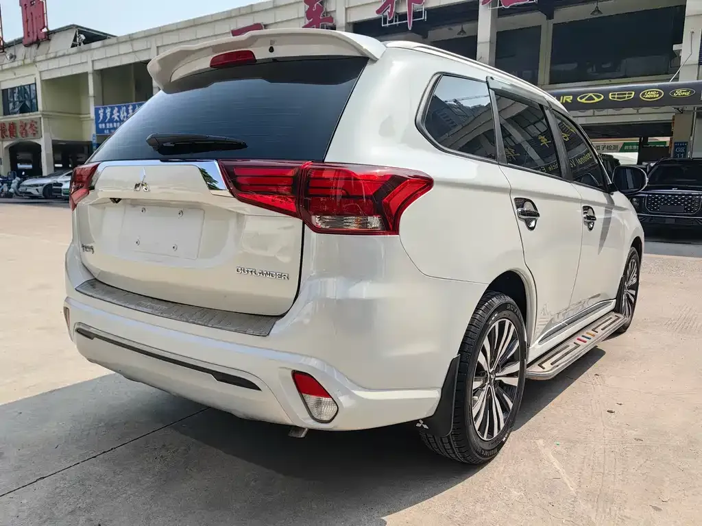 Mitsubishi Outlander — фото 10