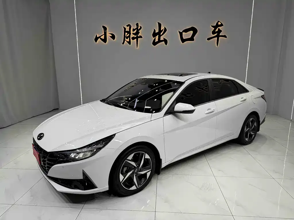 Hyundai Elantra — фото 1