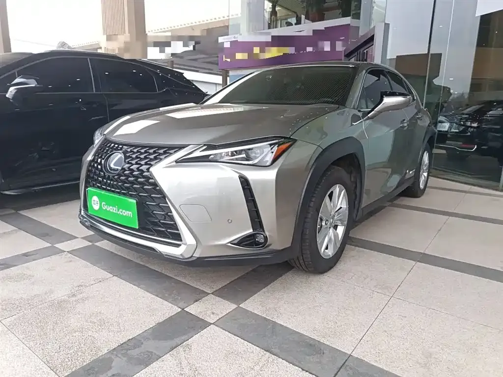 Lexus UX — фото 1