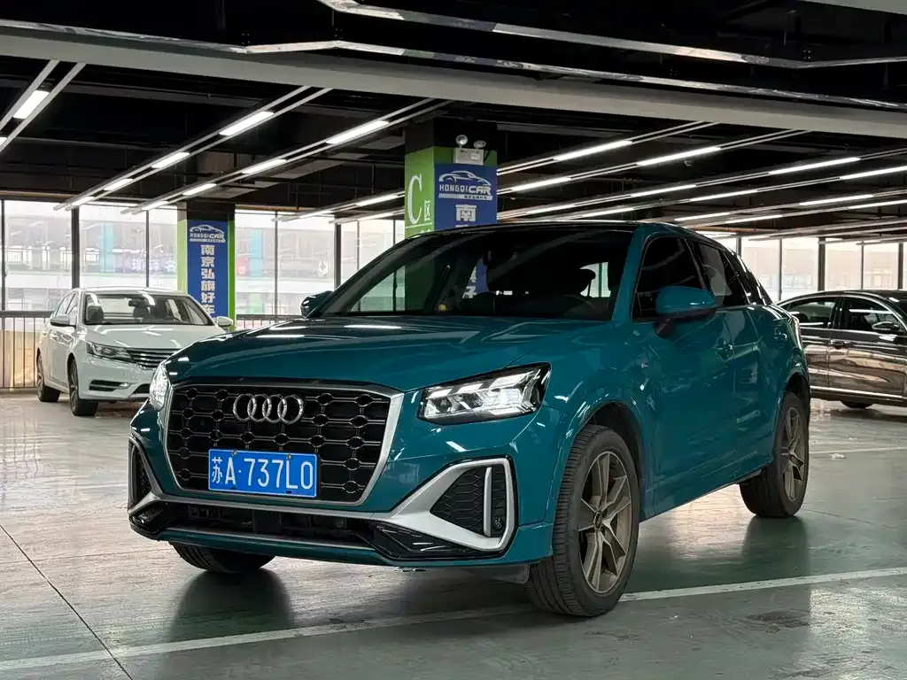 Audi Q2L — фото 1